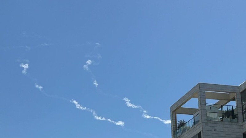 Vệt khói trên bầu trời thành phố Modiin, Israel sau khi hệ thống phòng không nước này đánh chặn tên lửa từ Yemen, ngày 27/3/2025. (Ảnh: THX/TTXVN)
