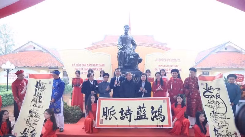 Trưng bày chuyên đề “Đại thi hào Nguyễn Du - Ngàn năm nhớ mãi” lần này giới thiệu hơn 250 tư liệu, hiện vật, hình ảnh.
