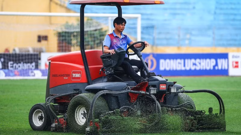 Đầu tư cải tạo, nâng cấp mặt sân cỏ là yêu cầu cần thiết của một nền bóng đá chuyên nghiệp. Trong ảnh: Công nhân đang cải tạo mặt cỏ sân Hàng Đẫy (Hà Nội). (Ảnh: SƠN TÙNG)