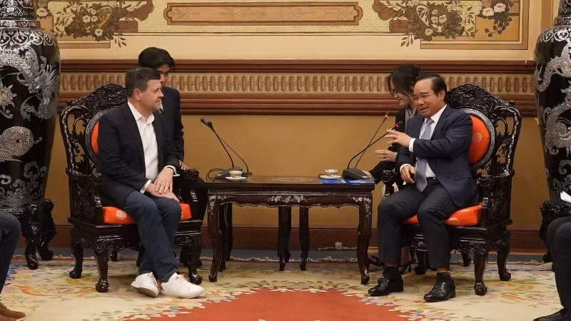 Chủ tịch Ủy ban nhân dân Thành phố Hồ Chí Minh Nguyễn Văn Được trao đổi với Phó Chủ tịch NASDAQ Robert H. McCooey tại buổi tiếp. 