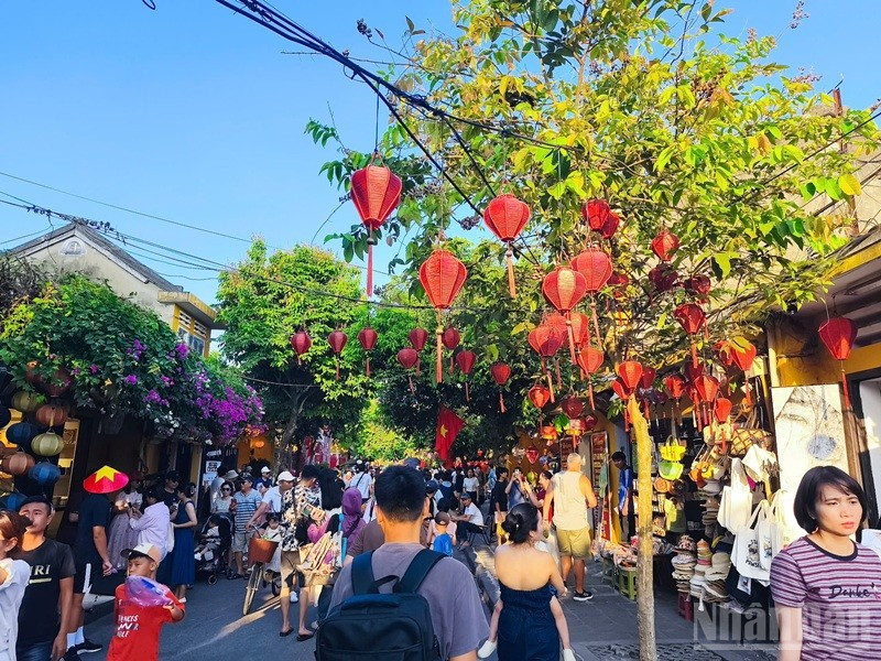 Du khách tham quan phố cổ Hội An. (Ảnh: HUY LÊ)
