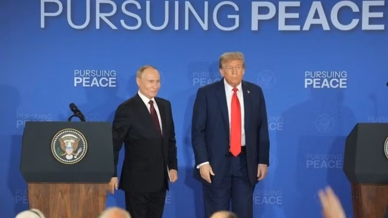 Tổng thống Mỹ Donald Trump (phải) và Tổng thống Nga Vladimir Putin trong cuộc họp báo chung tại Căn cứ Elmendorf-Richardson ở Anchorage, bang Alaska (Mỹ) ngày 15/8/2025. (Nguồn: THX/TTXVN)
