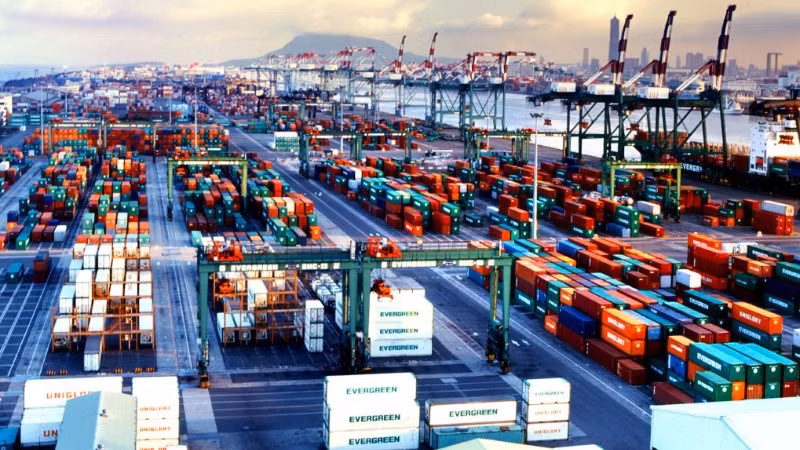 Hình thành và phát triển kết cấu hạ tầng logistics đồng bộ, hiện đại.