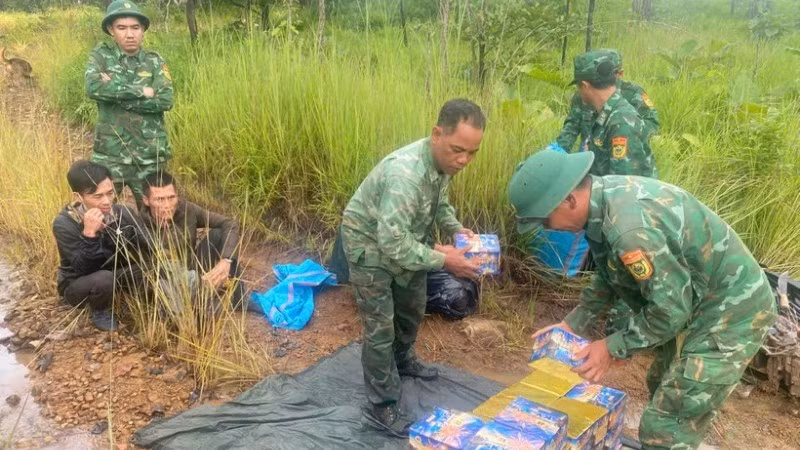 Bắt giữ 2 đối tượng vận chuyển hơn 200kg pháo qua biên giới.