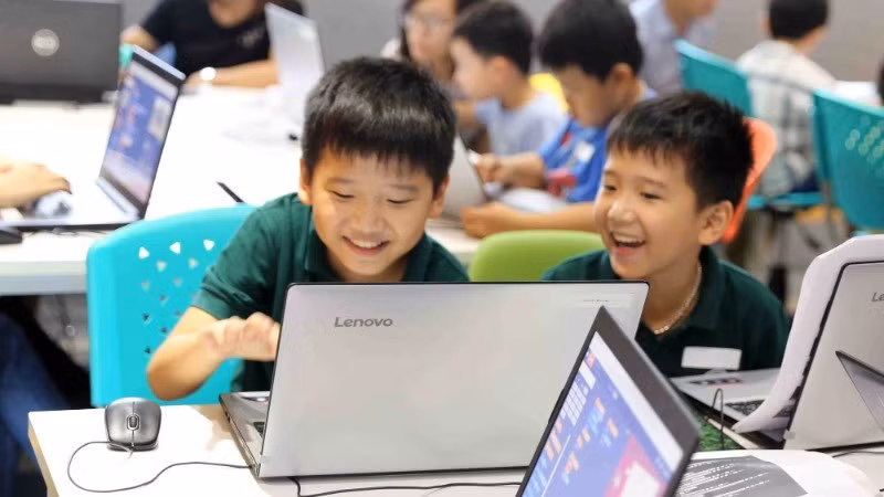 Bảo vệ trẻ em trước thế giới ảo. (Ảnh minh họa: TTXVN)