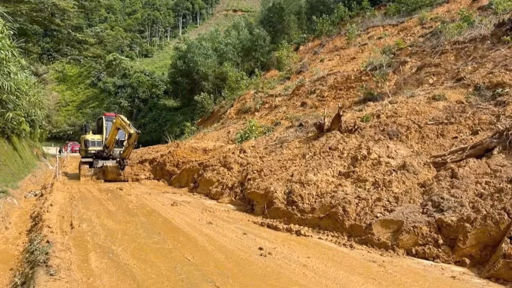 Mưa lớn gây sạt lở ở khu vực Đèo Oai tại Km115, Quốc lộ 2C đoạn qua địa phận xã Trung Sơn, tỉnh Tuyên Quang.