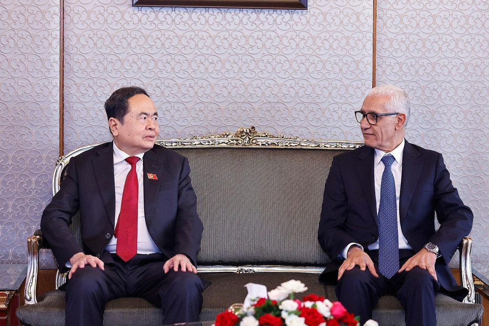 Chủ tịch Quốc hội Trần Thanh Mẫn gặp ngắn Chủ tịch Hạ viện Morocco Rachid Talbi Alami tại Sân bay Sale Rabat. (Ảnh: TTXVN) vna-potal-chu-tich-quoc-hoi-tran-thanh-man-va-phu-nhan-bat-dau-tham-chinh-thuc-vuong-quoc-maroc-8170176.jpg