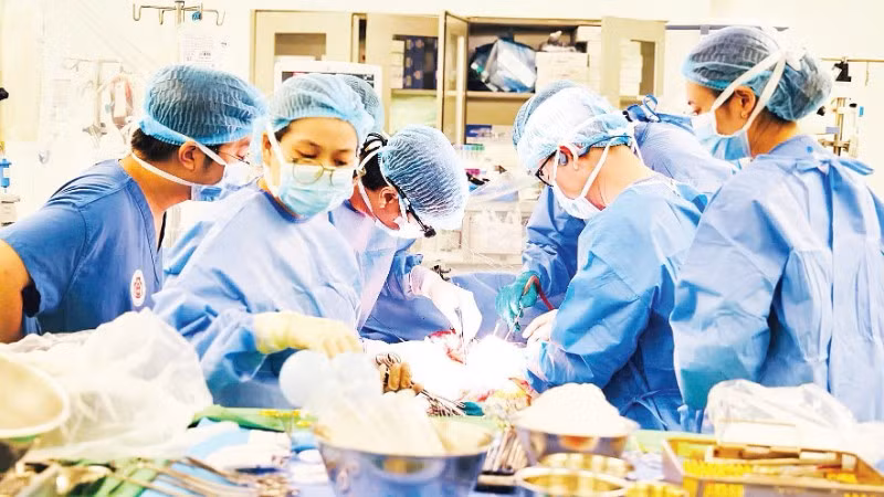 Các bác sĩ Bệnh viện Trung ương Quân đội 108 tiến hành ca ghép gan cho người bệnh. (Ảnh: LAN HƯƠNG)