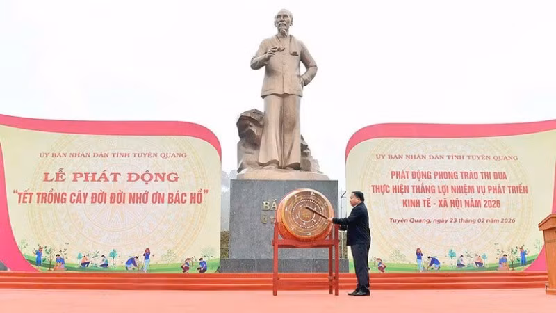 Đồng chí Phan Huy Ngọc, Chủ tịch Ủy ban nhân dân tỉnh Tuyên Quang đánh trống phát động Tết trồng cây và phong trào thi đua năm 2026.
