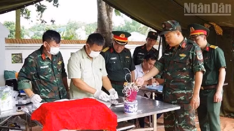 Đại tá Dương Quốc Long, Phó Chính ủy Bộ Chỉ huy quân sự tỉnh Điện Biên thăm, kiểm tra việc thực hiện các quy trình lấy mẫu hài cốt liệt sĩ tại Nghĩa trang liệt sĩ Độc Lập. 