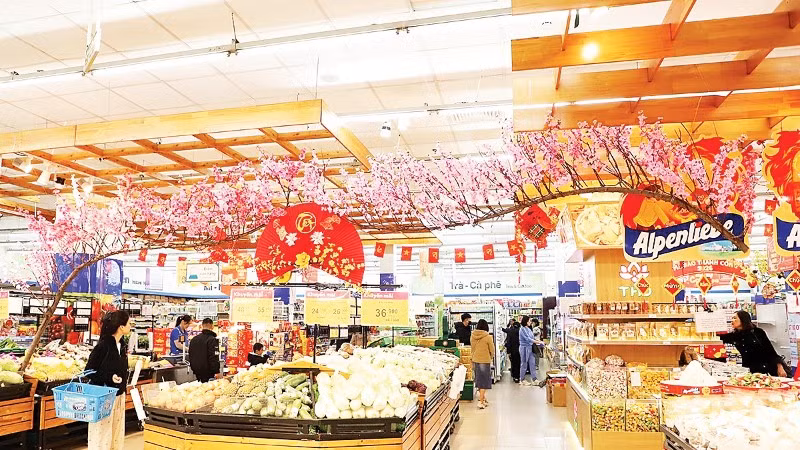 Những ngày cận Tết, sức mua đang tăng nhanh trong các hệ thống siêu thị tại Hà Tĩnh. (Ảnh: NGỌC LOAN)