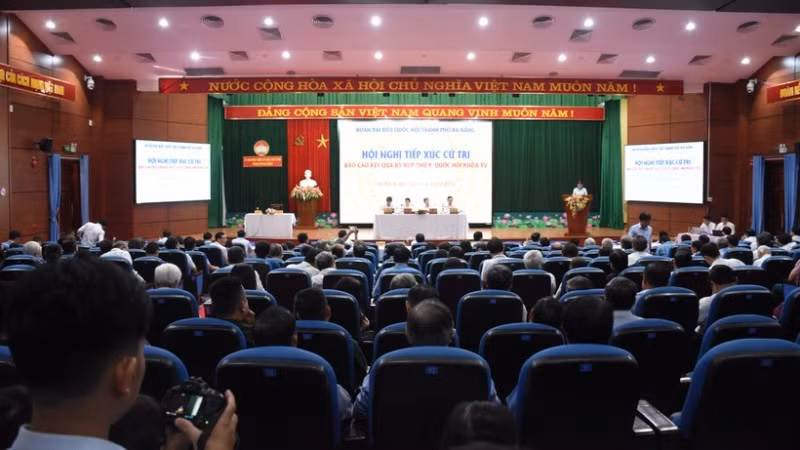 Đoàn đại biểu Quốc hội thành phố Đà Nẵng tiếp xúc cử tri sáng 4/7. (Ảnh: ANH ĐÀO)