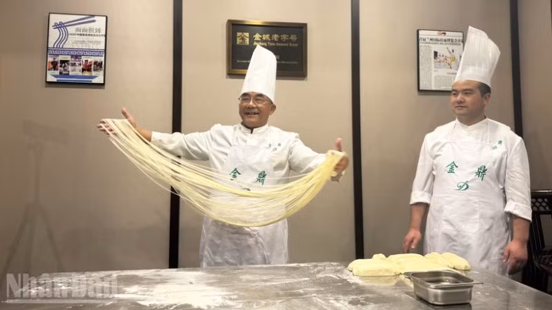 Nghệ nhân Mã Văn Bân giới thiệu quy trình làm mỳ bò Lan Châu.