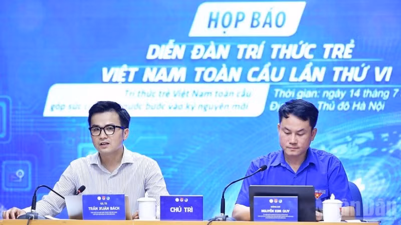 Từ phải qua: Phó Chủ tịch Thường trực Hội Liên hiệp Thanh niên Việt Nam Nguyễn Kim Quy và Giáo sư, Tiến sĩ Trần Xuân Bách chủ trì buổi họp báo.