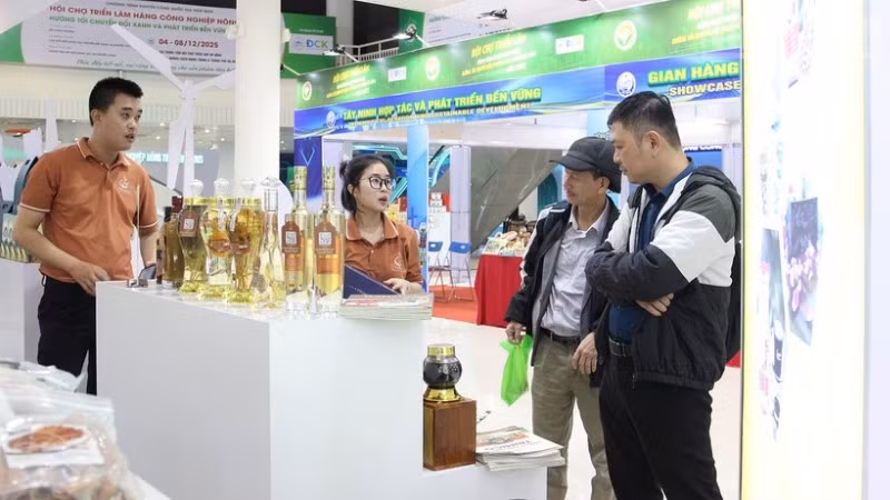 Khách hàng tham quan, tìm hiểu sản phẩm tại triển lãm.