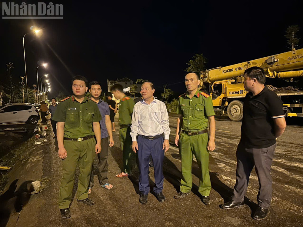 Lãnh đạo phường Sông Trí và lực lượng Công an nhanh chóng có mặt tại hiện trường để chỉ đạo công tác cứu hộ, cứu nạn. gt2.jpg