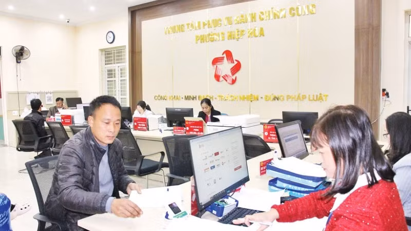 Cán bộ Trung tâm phục vụ hành chính công phường Hiệp Hòa giải quyết thủ tục hành chính phục vụ người dân. (Ảnh minh họa)