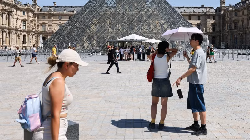 Nắng gay gắt ở Paris, Pháp. (Ảnh: THX/TTXVN)