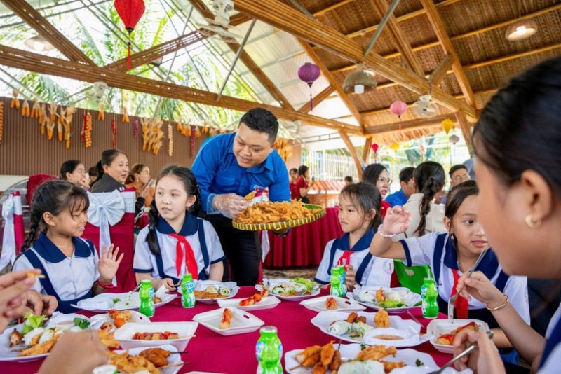 Chương trình “Nấu ăn cho em” tại xã Phú Hưng, huyện Cái Nước, tỉnh Cà Mau.