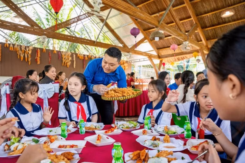 Chương trình “Nấu ăn cho em” tại xã Phú Hưng, huyện Cái Nước, tỉnh Cà Mau.