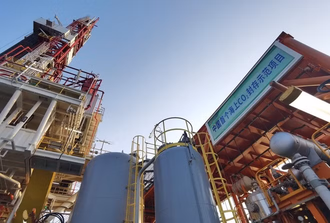 Hệ thống thu hồi và lưu trữ carbon trên giàn khoan dầu Enping 15-1 ở ngoài khơi cách Thâm Quyến (Trung Quốc) 200km về phía tây nam ngày 1/6/2023. (Ảnh: THX/TTXVN)