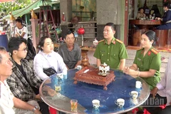 Công an phường Hồng Ngự luôn gặp gỡ, vận động nhân dân tham gia phong trào toàn dân bảo vệ an ninh Tổ quốc.