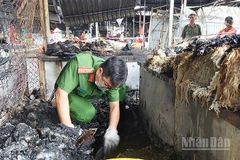 Sáng 16/8, Lực lượng công an khám nghiệm hiện trường vụ cháy. (Ảnh: PHƯỚC THANH)
