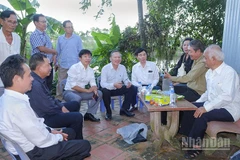 Lãnh đạo, hội viên Hội Khoa học Lịch sử tỉnh Đồng Tháp và các nhà nghiên cứu khảo sát thực địa tại di tích thành cổ Bảo Tiền ở huyện Lai Vung. (Ảnh: HỮU NGHỊ)