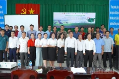 Đại biểu và hộ dân chụp hình lưu niệm tại lễ khởi động Dự án.