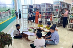 Bạn đọc tại Thư viện tỉnh Đồng Tháp.
