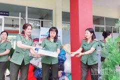 Nữ cán bộ, chiến sĩ chuyển nhu yếu phẩm lên xe hỗ trợ đồng bào miền trung.