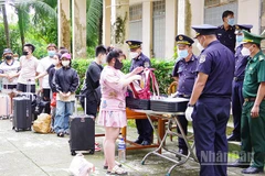 Lực lượng chức năng kiểm tra, sàng lọc khi tiếp nhận.