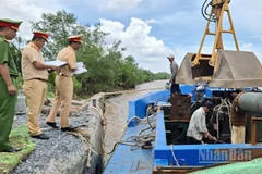 Lực lượng công an kiểm tra hoạt động tháo dỡ các thiết bị bơm hút cát.