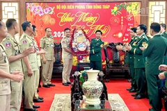 Đoàn đại biểu Ty Công an tỉnh Prey Veng (Vương quốc Campuchia) đến thăm, chúc Tết Ban Chỉ huy Bộ đội Biên phòng Đồng Tháp.