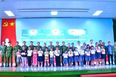 Trao 50 phần quà tặng học sinh có hoàn cảnh khó khăn trên địa bàn phường Mỹ Trà.