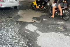 "Ổ gà" tại đường Điện Biên Phủ (phường Mỹ Trà), đoạn gần cầu Quảng Khánh.