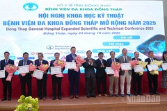 Lãnh đạo Bệnh viện đa khoa Đồng Tháp tặng hoa, trao giấy chứng nhận đã tham gia chủ tọa và báo cáo viên tại hội nghị.