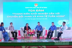 Khách mời tham gia tọa đàm.