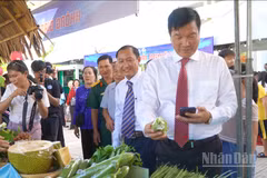 Đồng chí Võ Phan Thành Minh, Bí thư Đảng ủy phường Mỹ Ngãi cùng đại biểu, bà con nhân dân tham quan, trải nghiệm mặt hàng nông sản dán mã QR truy xuất nguồn gốc.