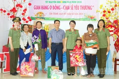 Đại tá Võ Thị Hoài Ngọc, Phó Giám đốc Công an tỉnh; ông Phạm Tấn Xiếu, Bí thư Đảng ủy, Chủ tịch Hội đồng nhân dân xã Tân Thành trao quà tặng bà con có hoàn cảnh khó khăn tham dự chương trình.