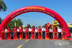 Nghi thức cắt băng khánh thành Dự án Nâng cấp Quốc lộ 30 đoạn Cao Lãnh-Hồng Ngự (giai đoạn 3).
