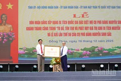 Chủ tịch Ủy ban nhân dân tỉnh Đồng Tháp Phạm Thành Ngại (bìa trái) nhận Bằng xếp hạng Di tích quốc gia đặc biệt Di tích lịch sử Mộ cụ Phó bảng Nguyễn Sinh Sắc.