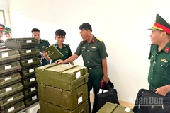 Đoàn công tác kiểm tra kho vũ khí của đơn vị.