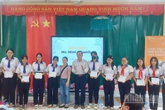 Đại diện nhà tài trợ Vòng tay Thái Bình trao học bổng. (Ảnh: VĂN THẨM)