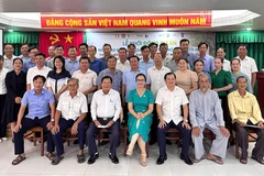 Đại diện các tổ cộng đồng giao lưu và chụp ảnh lưu niệm. (Ảnh: HỮU NGHĨA)