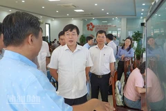 Đoàn công tác khảo sát Trung tâm hành chính công phường Cao Lãnh. (Ảnh: HỮU NGHĨA)