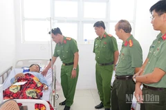 Đại tá Nguyễn Văn Thay, Phó Giám đốc Công an tỉnh Đồng Tháp thăm hỏi và trao tiền hỗ trợ Thiếu tá Nguyễn Khắc Huy.