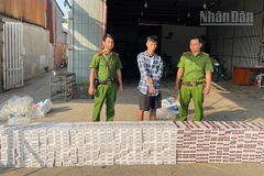 Lực lượng công an Đồng Tháp bắt quả tang Trần Quốc Khải vận chuyển thuốc lá điếu ngoại nhập lậu.