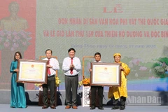 Chủ tịch Ủy ban nhân dân tỉnh Đồng Tháp Phạm Thành Ngại trao Chứng nhận Di sản văn hóa phi vật thể quốc gia Lễ giỗ Thiên hộ Dương và Đốc Binh Kiều, Lễ hội Vía Bà chúa xứ Gò Tháp cho xã Đốc Binh Kiều, tỉnh Đồng Tháp.