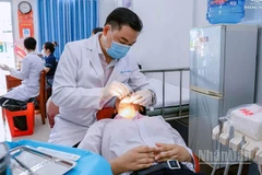 Bác sĩ chuyên khoa II Phạm Kim Thành khám bệnh cho học sinh trường nuôi dạy trẻ khuyết tật tỉnh Đồng Tháp.